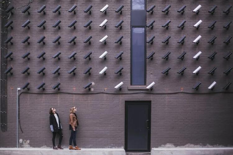 Meta et son projet «&nbsp;Name Tag&nbsp;» : les Ray-Ban connectées pour servir la surveillance de masse. Le rêve de Zuckerberg d’un monde sans anonymat