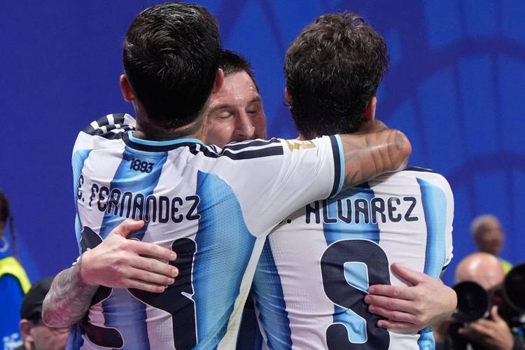 Messi e Lautaro eroici, l’Argentina rimonta due gol all’Egitto di Salah e vince 3-2