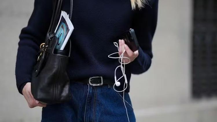 Câmeras digitais e fones com fio estão de volta. Mas por quê?