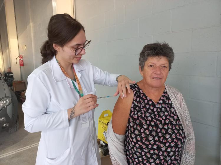 Grupo prioritário recebe vacinação contra gripe neste sábado durante a Feira Livre do Produtor Rural