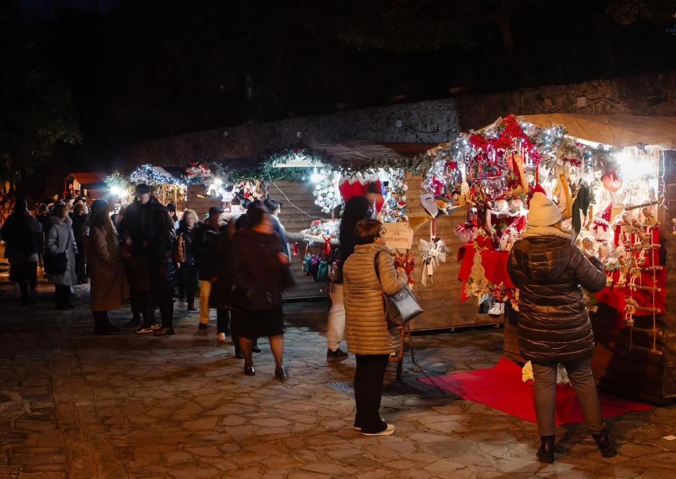 Castellabate si prepara alla IV edizione dei Mercatini di Natale: il borgo celebra la magia delle feste e il cinema
