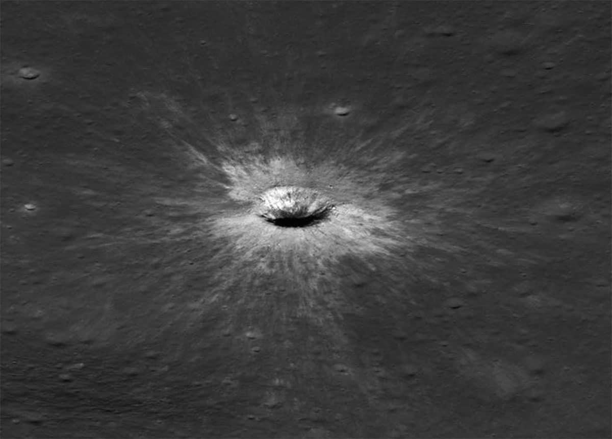 Großer neuer Einschlagskrater auf dem Mond entdeckt