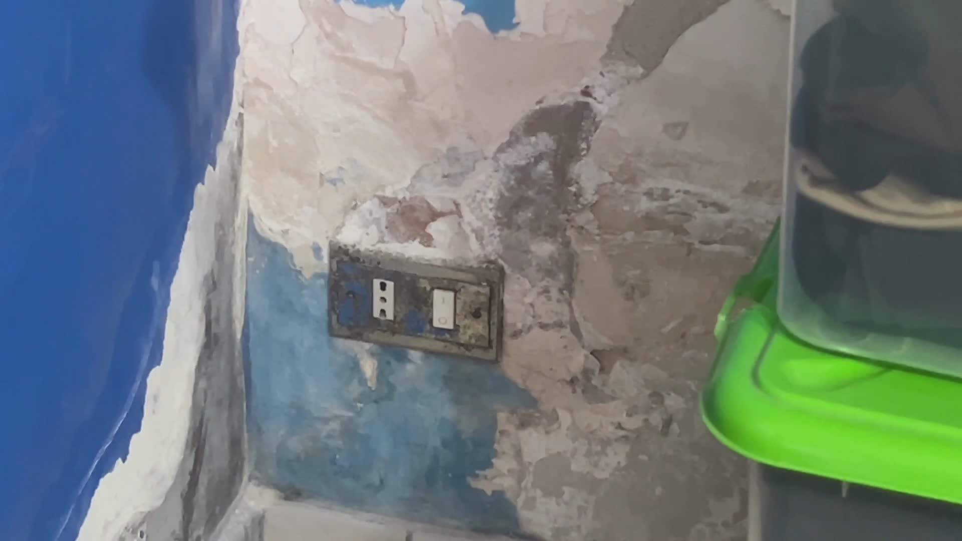 Pozzuoli, Lotto 2 a Monteruscello, prese elettriche inutilizzabili e acqua lungo i muri. L’appello