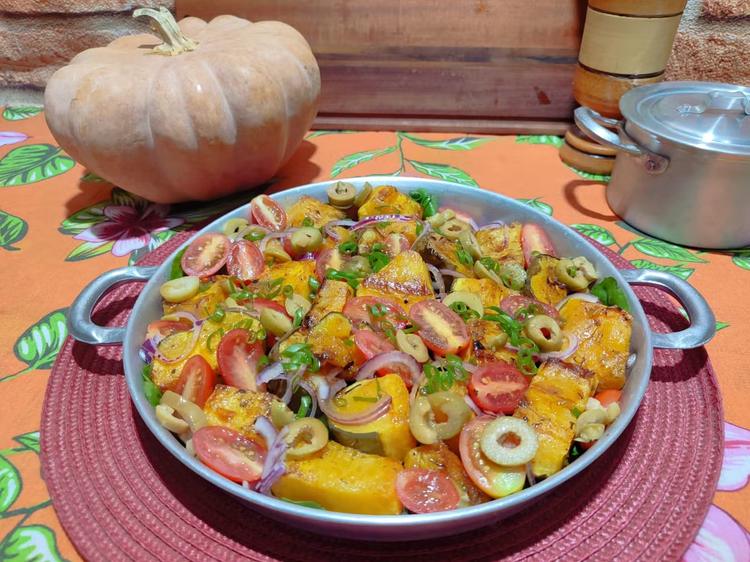 Aprenda a fazer salada rústica de jerimum assado com molho agridoce
