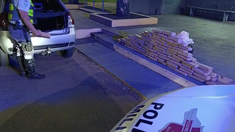 Carro com duas crianças é apreendido transportando mais de 100 kg de maconha no interior de SP