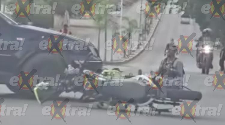 Motociclista vuela de su moto: un casco mal puesto casi le cuesta la vida