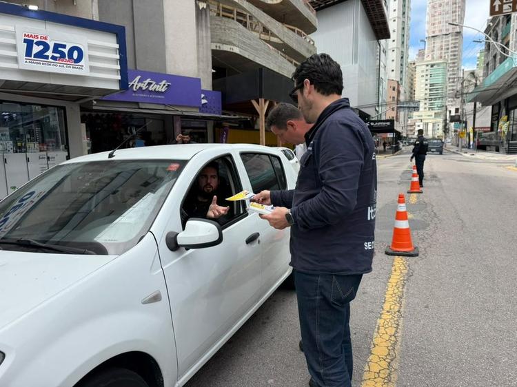 Blitz educativa na Praça da Paz reforça a prevenção de acidentes e o cuidado com a vida