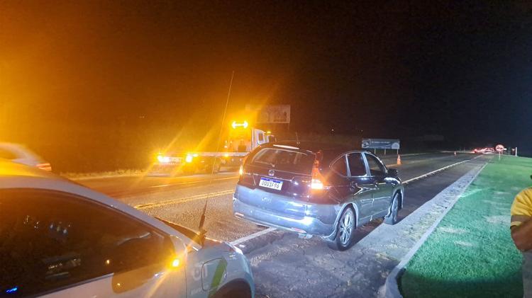 Pai e filha de 7 anos ficam feridos após batida entre carros na MG-050, em Itaúna