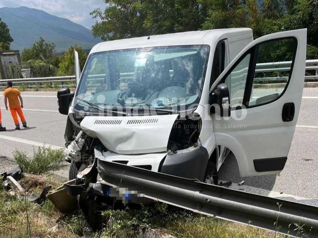 Incidente sulla Bussentina: furgone trafitto dal guardrail nei pressi di Sanza, ferita una giovane
