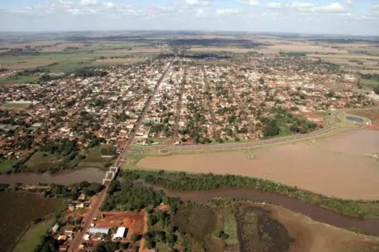 Filha confessa morte de padrasto para proteger mãe, mas volta atrás após vítima morrer em MS