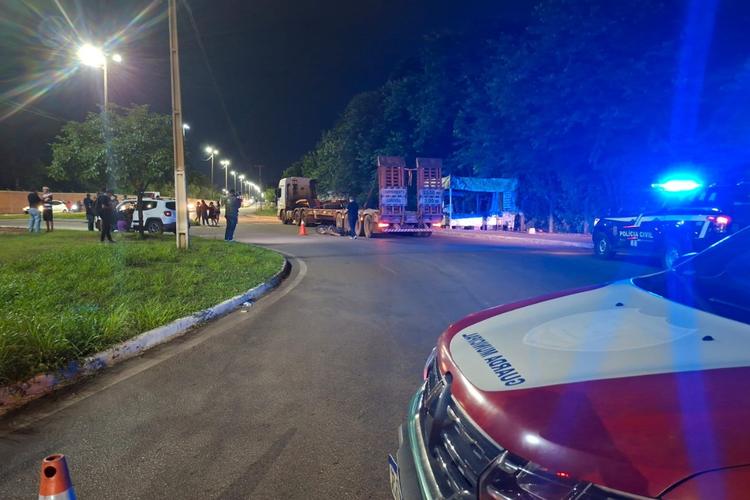 Motociclista morre após ser atingido por carro e bater em caminhão em Várzea Grande (MT)