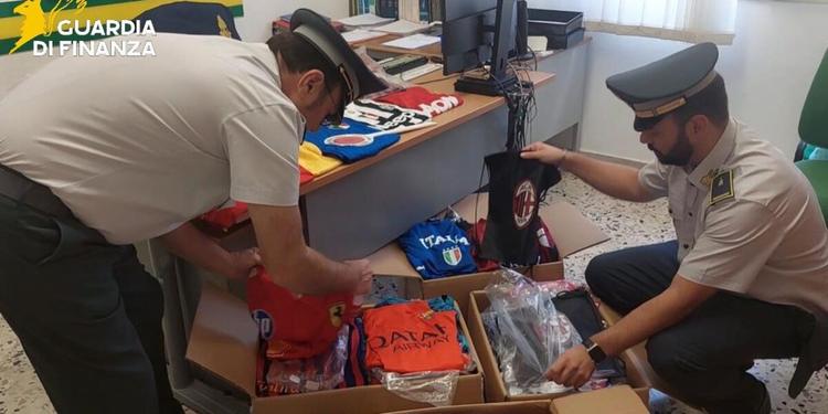 Laboratorio del falso e lavoro nero, uno store di capi sportivi sequestrato a Cefalu'
