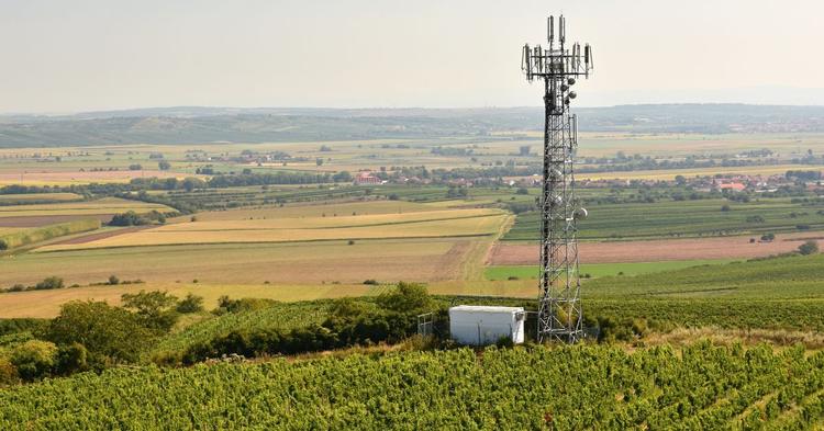 Nova legislação autoriza atuação de cooperativas no setor de telecomunicações para ampliar conectividade rural