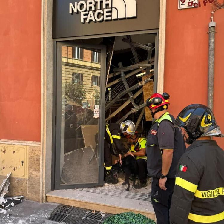 Crolla il solaio di una palazzina a Roma, soccorse quattro persone. Nessun ferito [VIDEO]