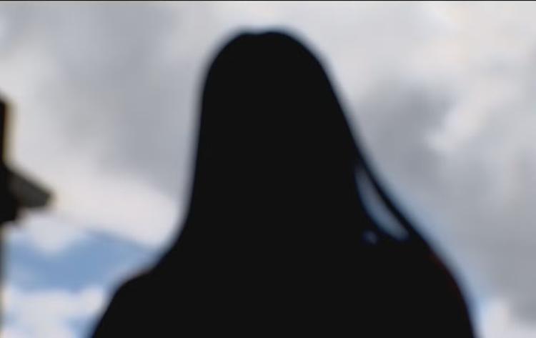 Mãe de adolescente que denunciou estupro coletivo relata falta de apoio da escola: 'Ouvi da gestora que não passava de brincadeira'