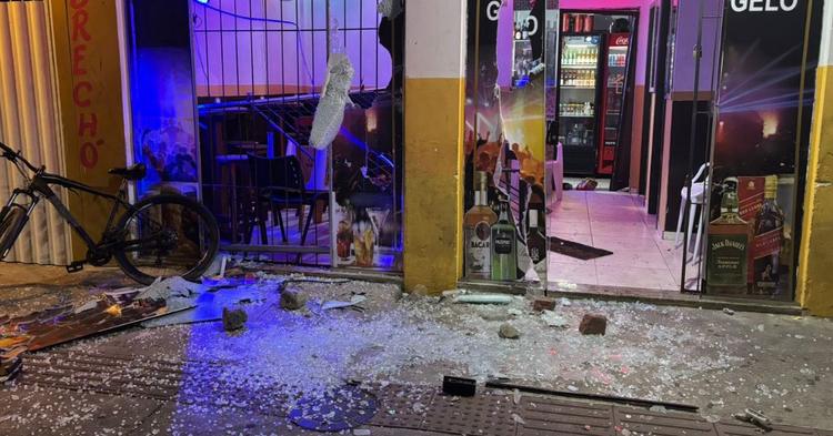 Caso de discriminação contra haitianos acaba em roubo e incêndio de bar em Balneário Camboriú