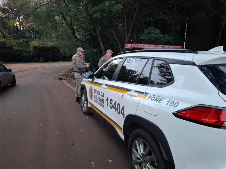 Homem nu faz gestos obscenos para mulher às margens da ERS-155, em Ijuí