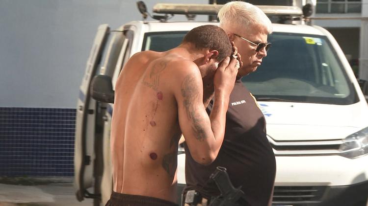 Homem ataca viatura da PM e percorre 800 metros agarrado ao teto do veículo em Vila Velha