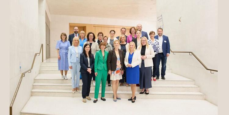  Familienministerin Diana Stolz bei der Jugend- und Familienministerkonferenz mit weiteren beteiligten Personen