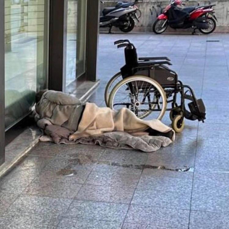 Il senzatetto Giorgio morto nell'indifferenza con la coperta a 40 gradi