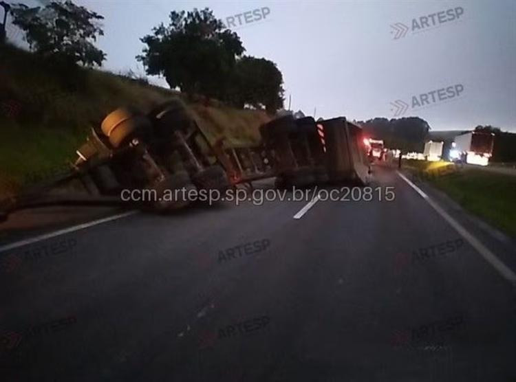 Carreta bitrem carregada com filito tomba e interdita trecho da SP-127 em Itapetininga