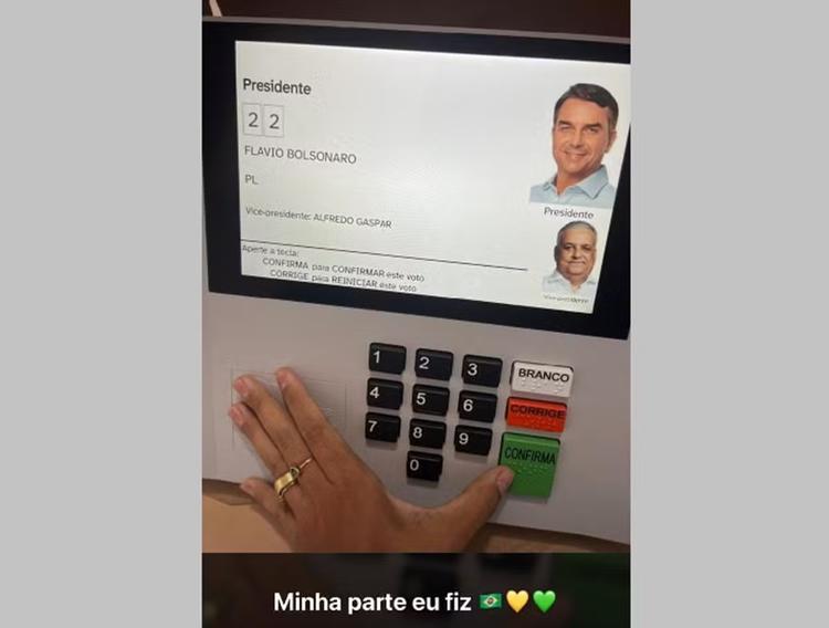 Mulher fotografa voto na urna eletrônica e posta em rede social durante eleições em Italva