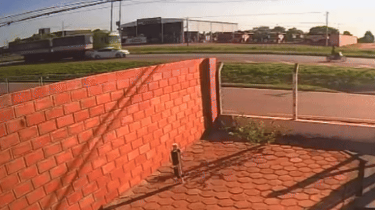 VÍDEO: carro perde controle ao passar ao lado de carreta e é arrastado em MT