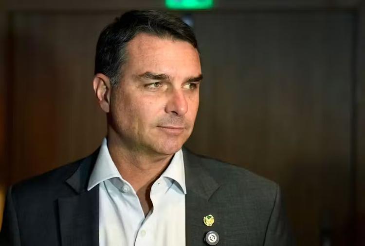 Flávio Bolsonaro diz aceitar desafio de Lula de abrir sigilo, desde que Marcola abra também