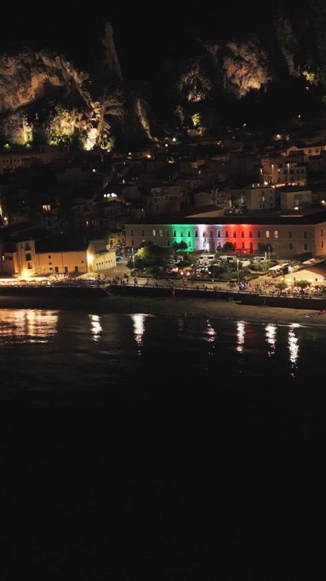 Quando cala la sera, Cefalù si illumina di un fascino tutto suo. ✨ #visitcefalu