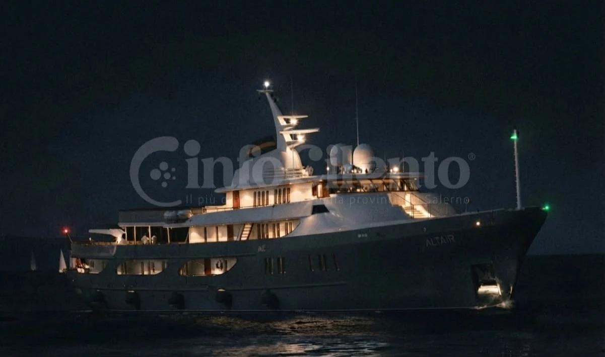 Il mega yacht Altair III di Diego Della Valle in rada a Scario