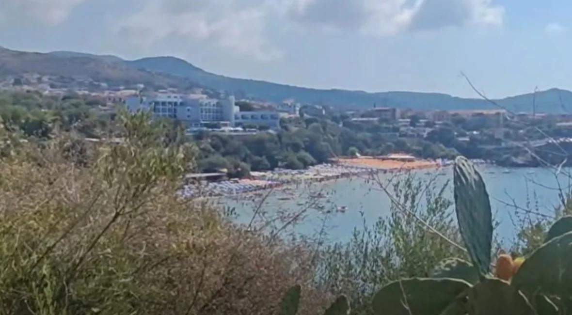 Marina di Camerota, ombrelloni sulla battigia alla Calanca: la denuncia