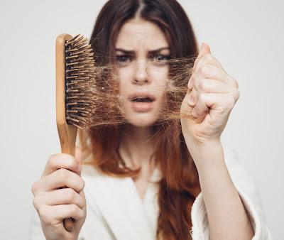 Capelli che cadono dopo l’estate: cosa fare?