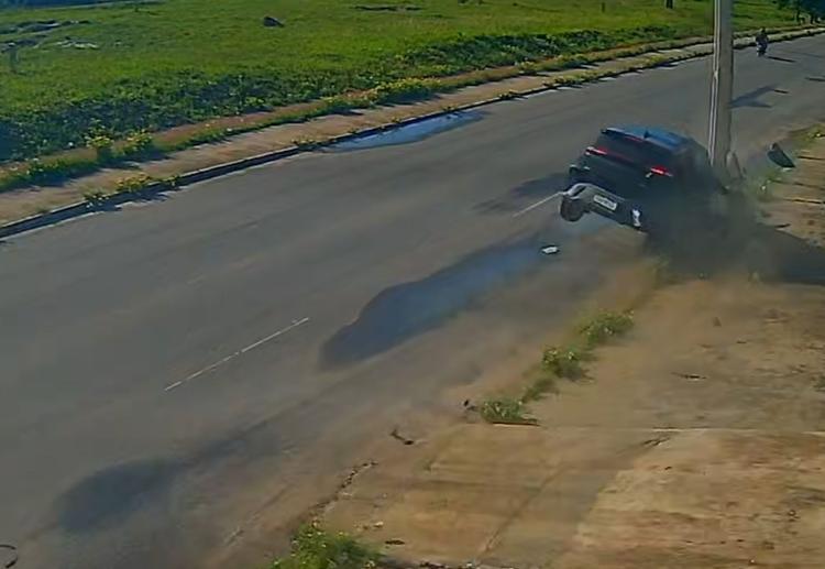 Vídeo: carro bate contra poste após desviar de outro veículo em Aracaju