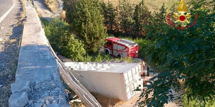 Tragedia a Matera, camion precipita da un cavalcavia: morto un 50enne