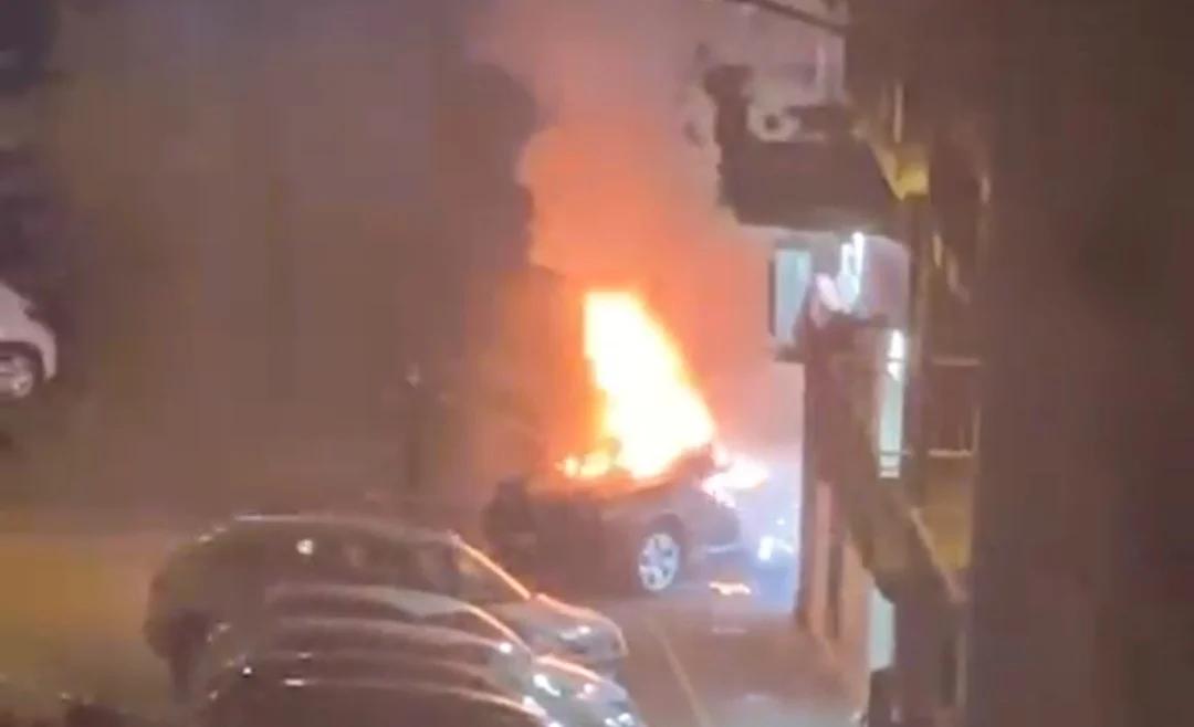Paura a Eboli: auto in fiamme e violenta esplosione in via San Bernardino, si indaga