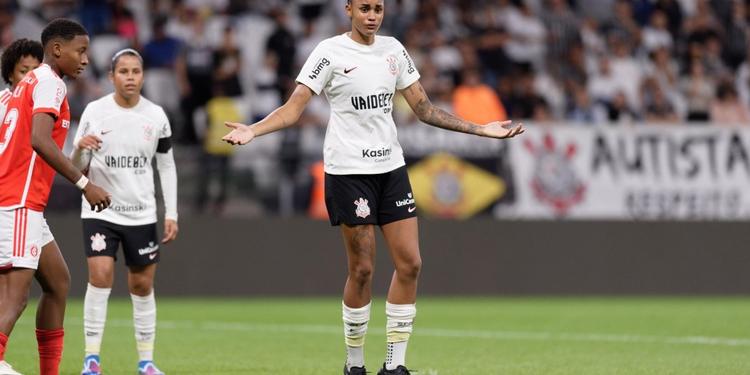Corinthians vende zagueira e fecha maior venda do futebol feminino brasileiro
