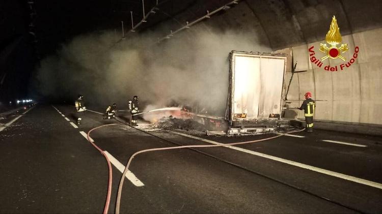 Tir in fiamme sull’A1 Direttissima, traffico bloccato in carreggiata nord