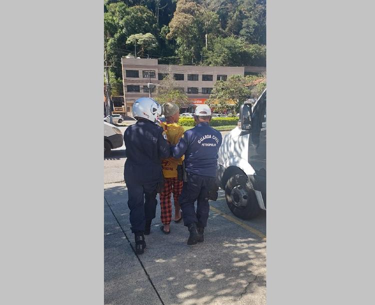 Guarda Municipal conduz flanelinha à delegacia por suspeita de injúria racial em Petrópolis