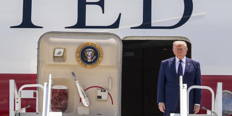 Trump al vertice Nato con il broncio: “Tradito dagli alleati, sono qui in Turchia solo per il mio amico Erdogan”