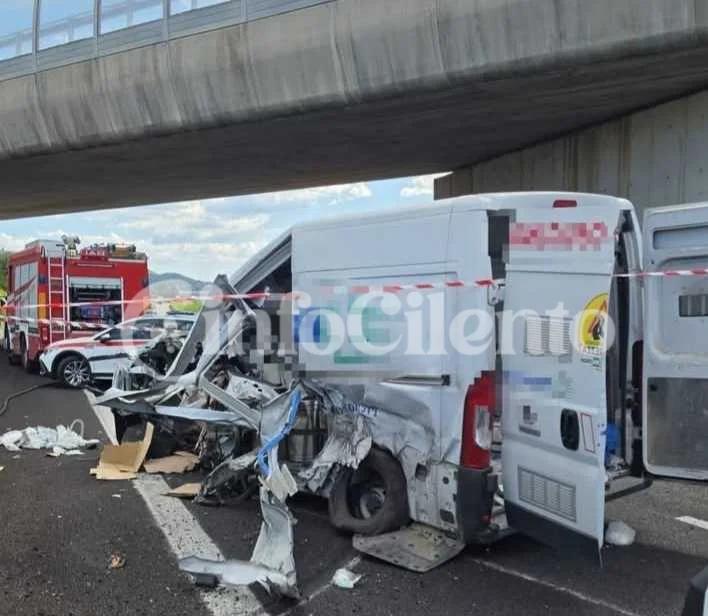 Scontro tra furgone e tir sulla A2 tra Eboli e Campagna: un ferito grave, traffico in tilt