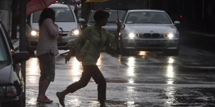 Italia spaccata: venti oltre i 100 km/h, un morto per i nubifragi al Nord. Ondata di calore sul resto del Paese