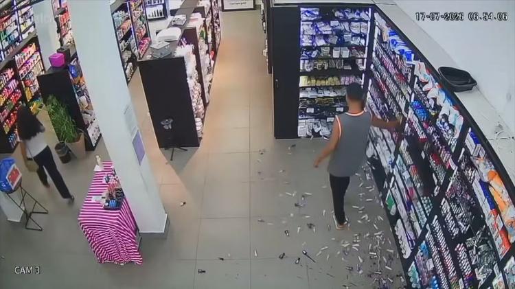 VÍDEO: homem entra em loja de cosméticos, derruba produtos de prateleiras e causa prejuízo de R$ 3 mil no ES
