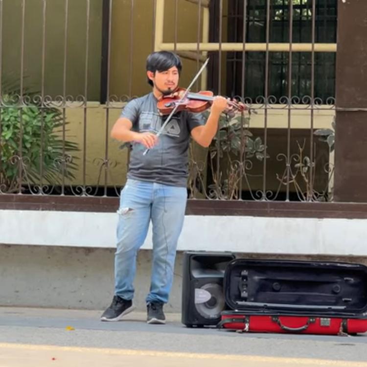Violinista deleita con su talento a transeúntes de Tuxtla
