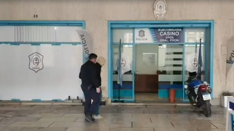 Tiene 21 años, exhibió los genitales y se masturbó a plena luz del día frente a una mujer que esperaba el colectivo