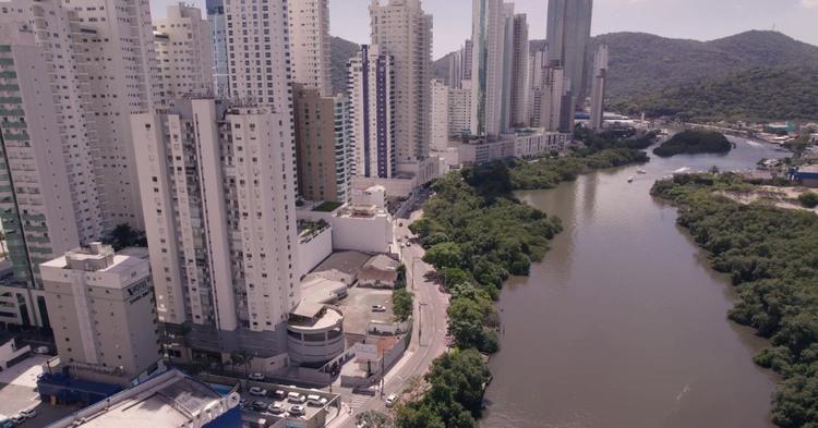 “Cheiro de ovo podre” no Rio Camboriú tem explicação e solução deve demorar