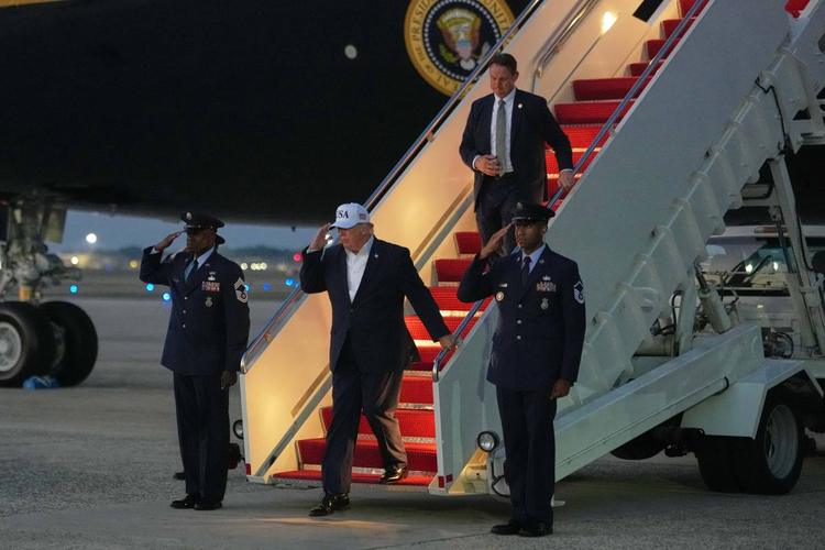Trump sferza Nato (e Italia). "Noi spendiamo più di tutti"
