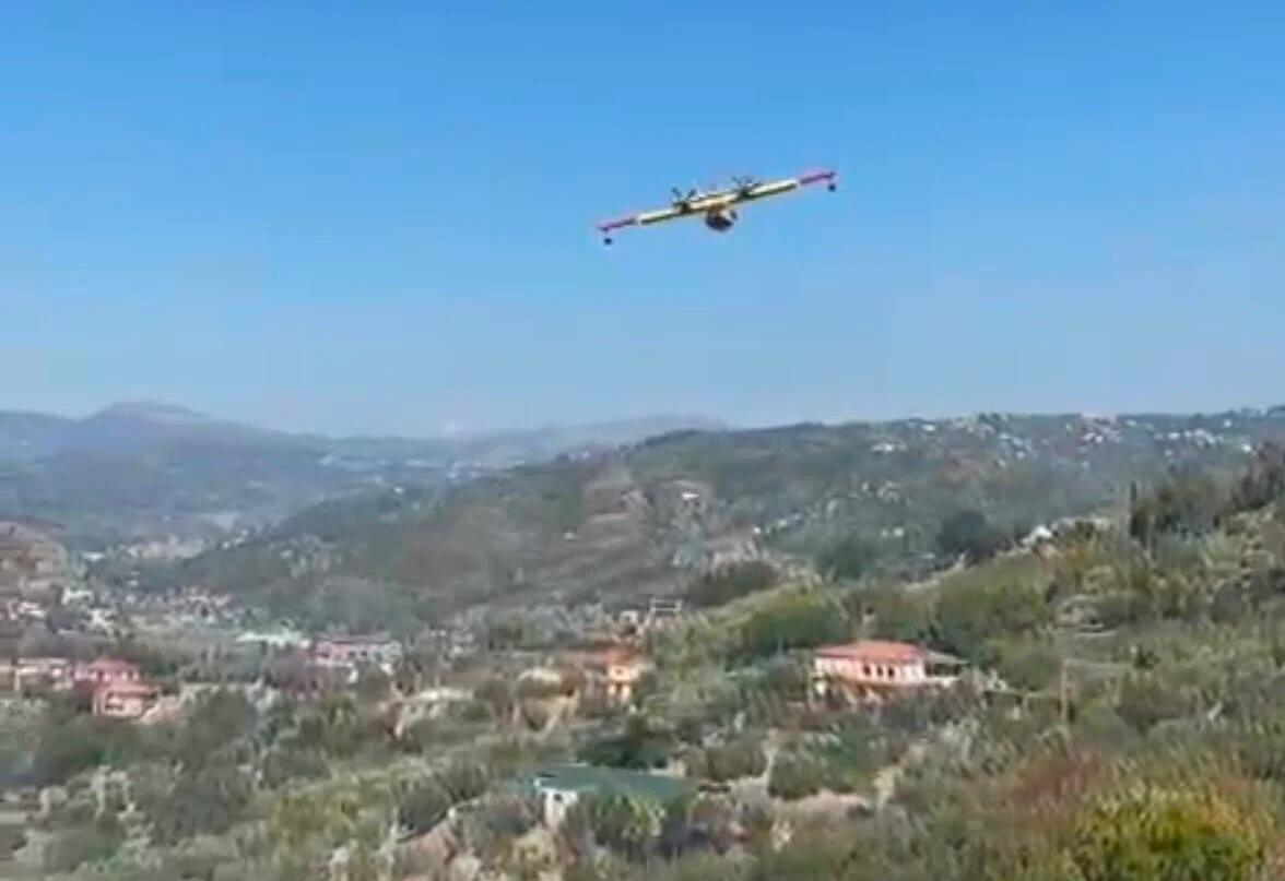 Paura nel Cilento per un doppio incendio: fiamme vicine alle case e canadair in azione