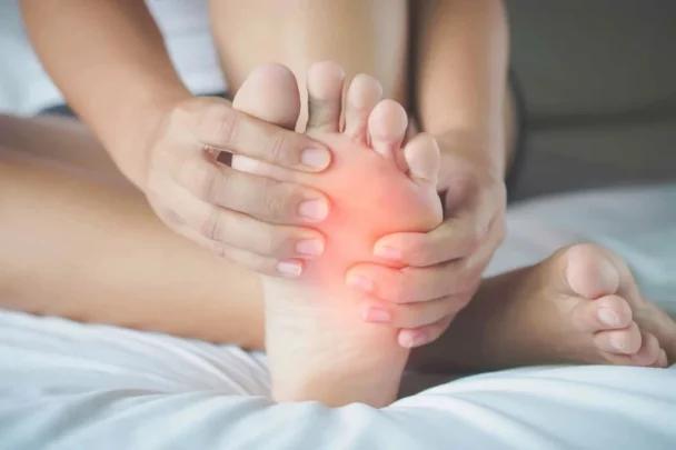 سخونة القدمين المفاجئة.. قد تكون إشارة لمشكلة صحية خطيرة