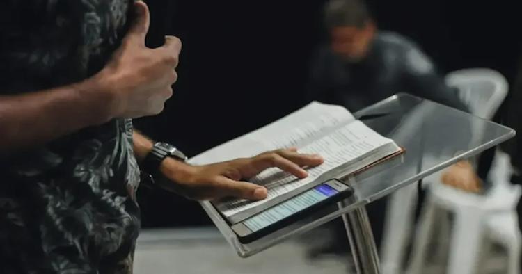 Encuesta: 94% de los pastores temen que la IA malinterprete la Biblia
