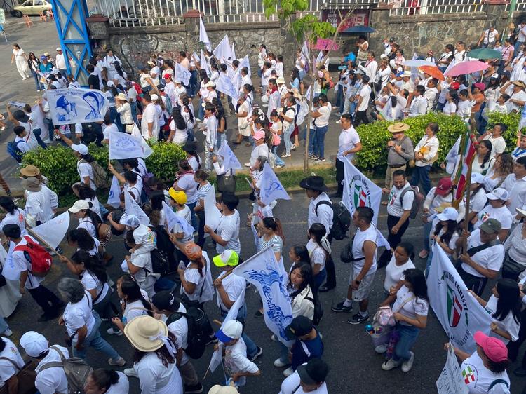 Caminan por la paz en calles de Cuernavaca